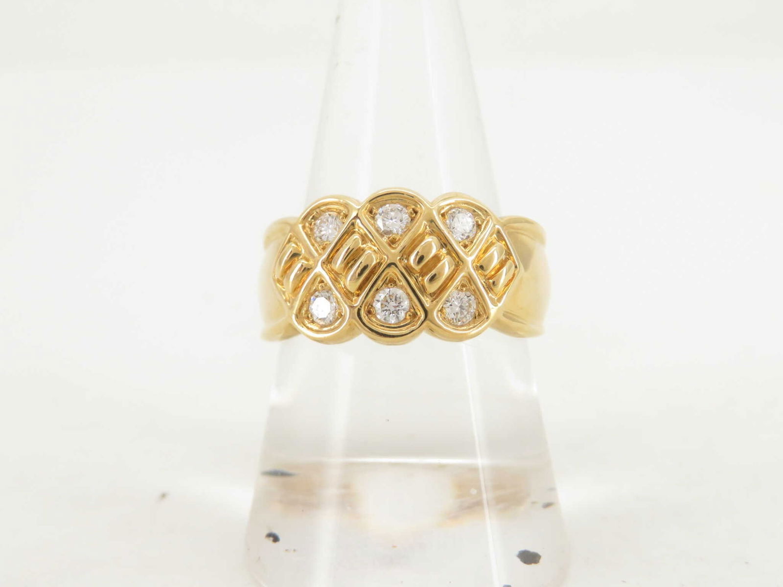 Estate Diamond 18K Yellow Gold Patterned Band Ring: Elegant ring crafted in solid 18K yellow gold featuring a decorative patterned band set with brilliant-cut diamonds. The front of the ring showcases a geometric lattice-style design with diamonds posi
