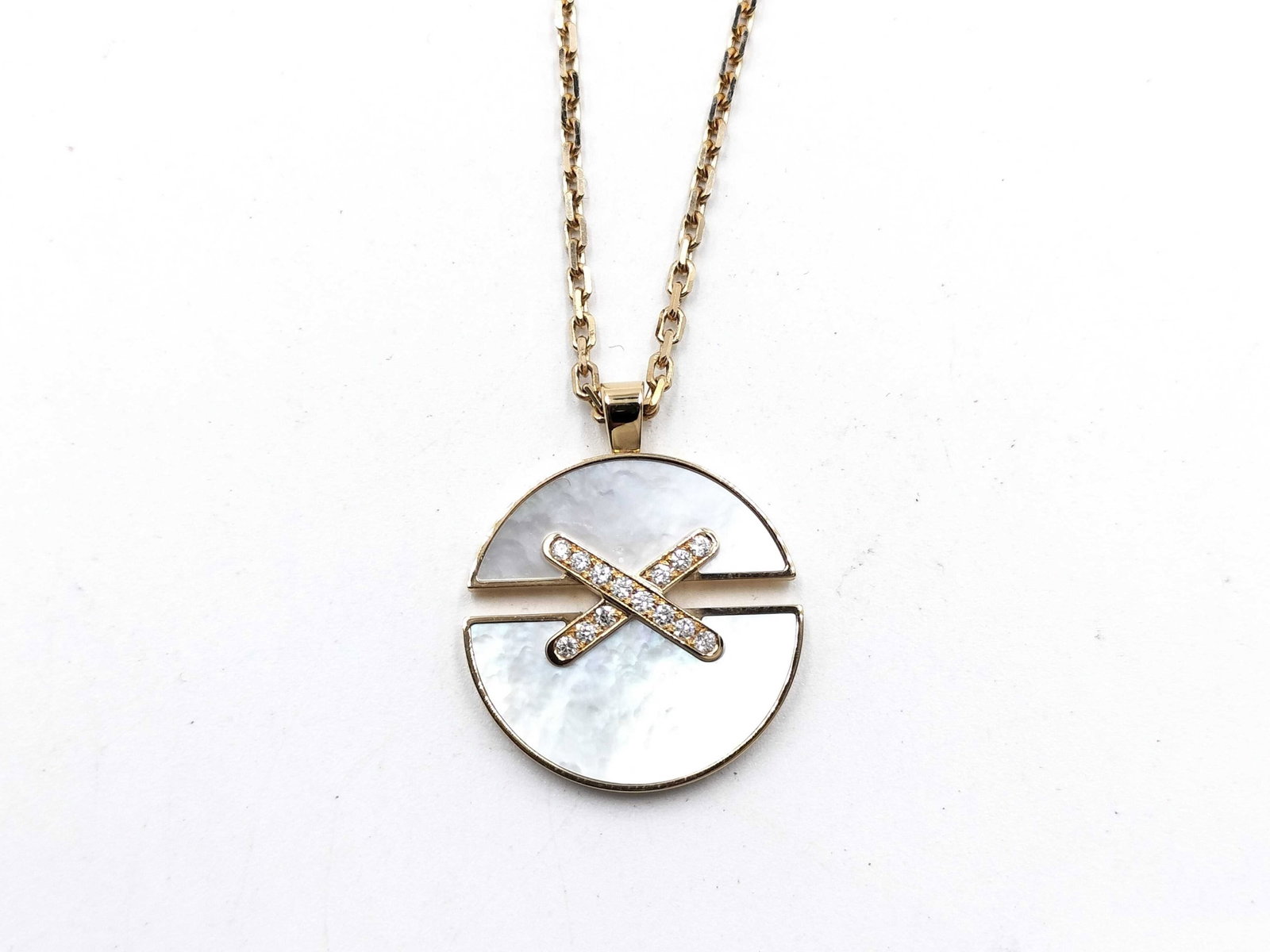 Chaumet Lian Harmony Diamond Mother of Pearl 18K Rose Gold Pendant Necklace: Description: This elegant Chaumet Lian Harmony pendant necklace is crafted in solid 18K rose gold and features luminous mother-of-pearl accented by brilliant diamonds in the Maison’s iconic crossed 