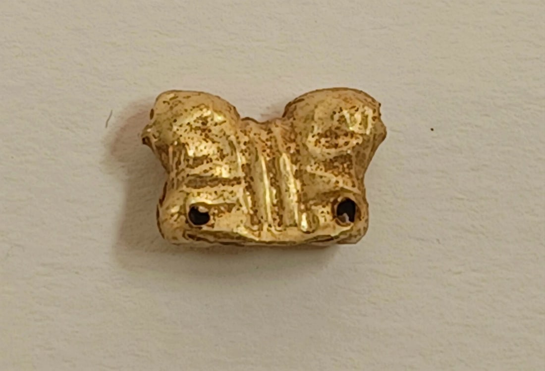 Ancient Double-Headed Lion Gold Pendant (1 of 3)