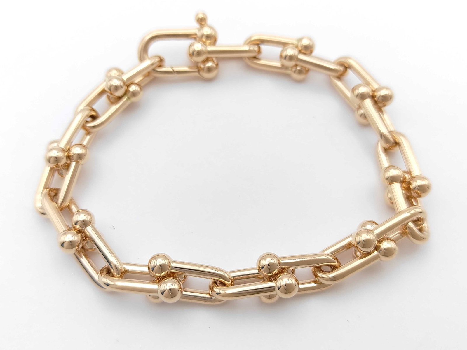 Tiffany & Co. HardWear Medium Link 18K Rose Gold Bracelet: Description: Tiffany & Co. HardWear bracelet crafted in 18K rose gold and featuring the collection's signature medium gauge links. The bold yet refined link design combines contemporary styling wi