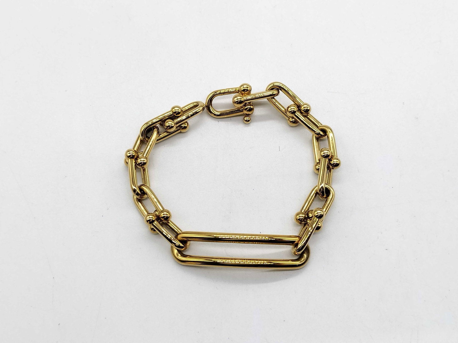 Tiffany & Co. HardWear Long Oval Link 18K Yellow Gold Bracelet: Description: Tiffany & Co. HardWear bracelet crafted in 18K yellow gold and featuring the collection's signature elongated oval link motif. The bold yet refined design showcases the prominent long