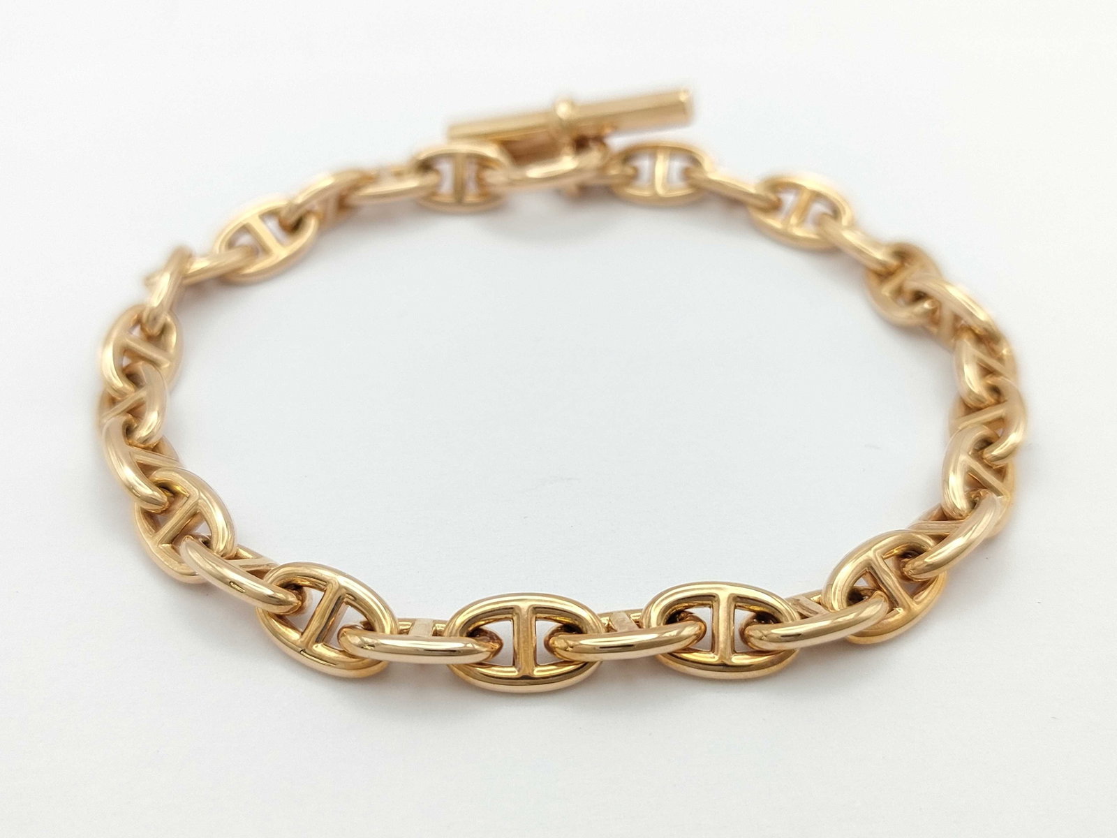 Hermes Chene Dunkle 18K Rose Gold Mariner Link Bracelet: Description: Elegant Hermes Chene Dunkle PM bracelet crafted in solid 18K rose gold featuring the Maison’s distinctive chain-link design. The sculptural interlocking links create a bold yet refi