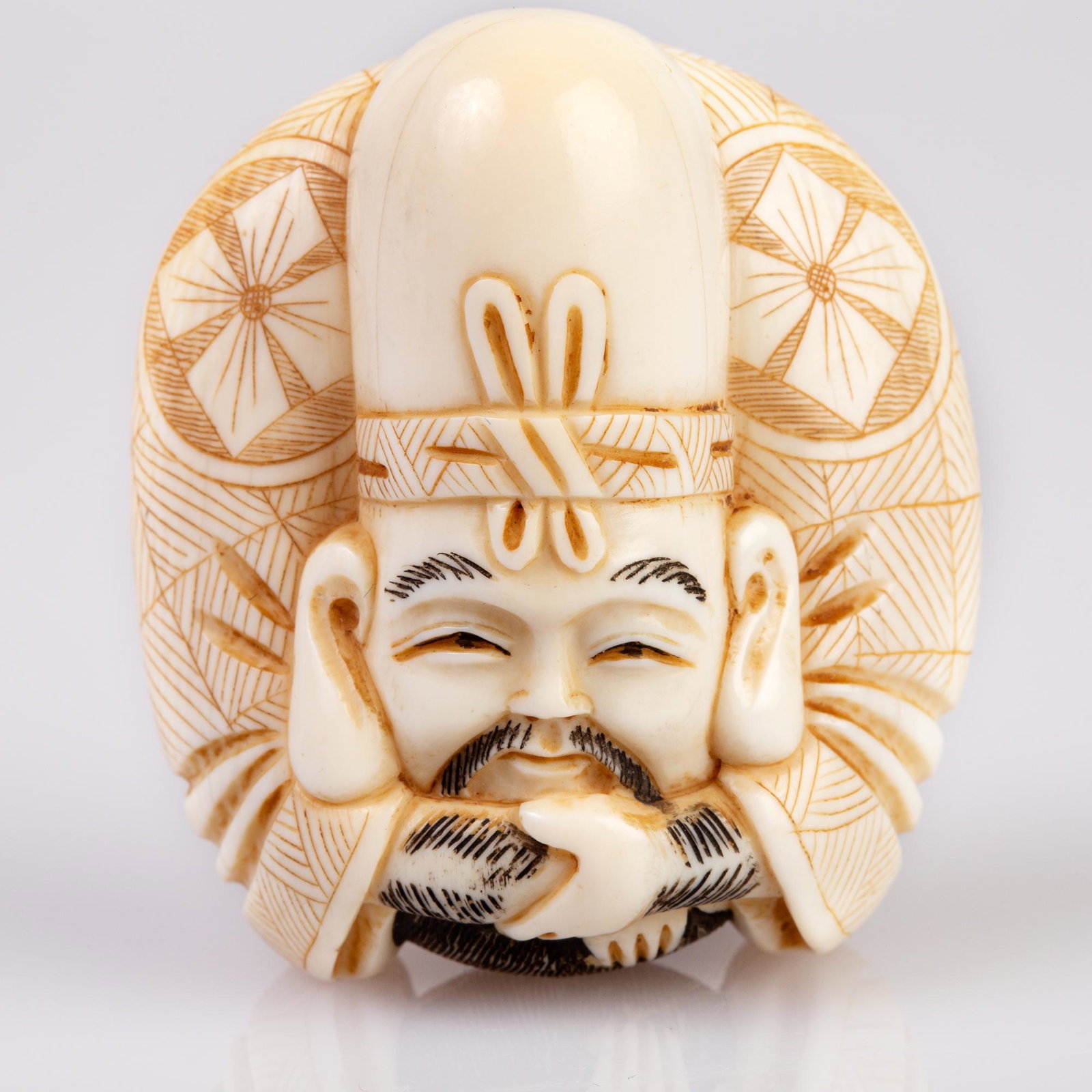 fine antler / bone netsuke: Old netsuke depicting fukurokuju [ god of wisdom], signed. H 5 cm, W 4.3 cm