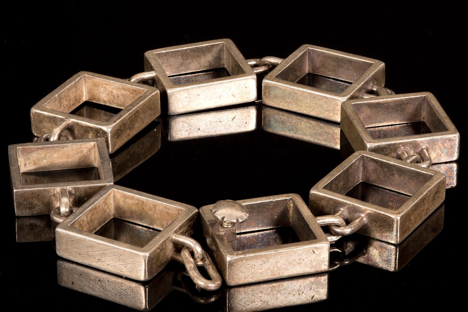 HANS HANSEN sculptural bracelet. Signed: square form bracelet equiped with unique screw closure designer: Karl Gustav Hansen length: 23cm weight: 78 grams