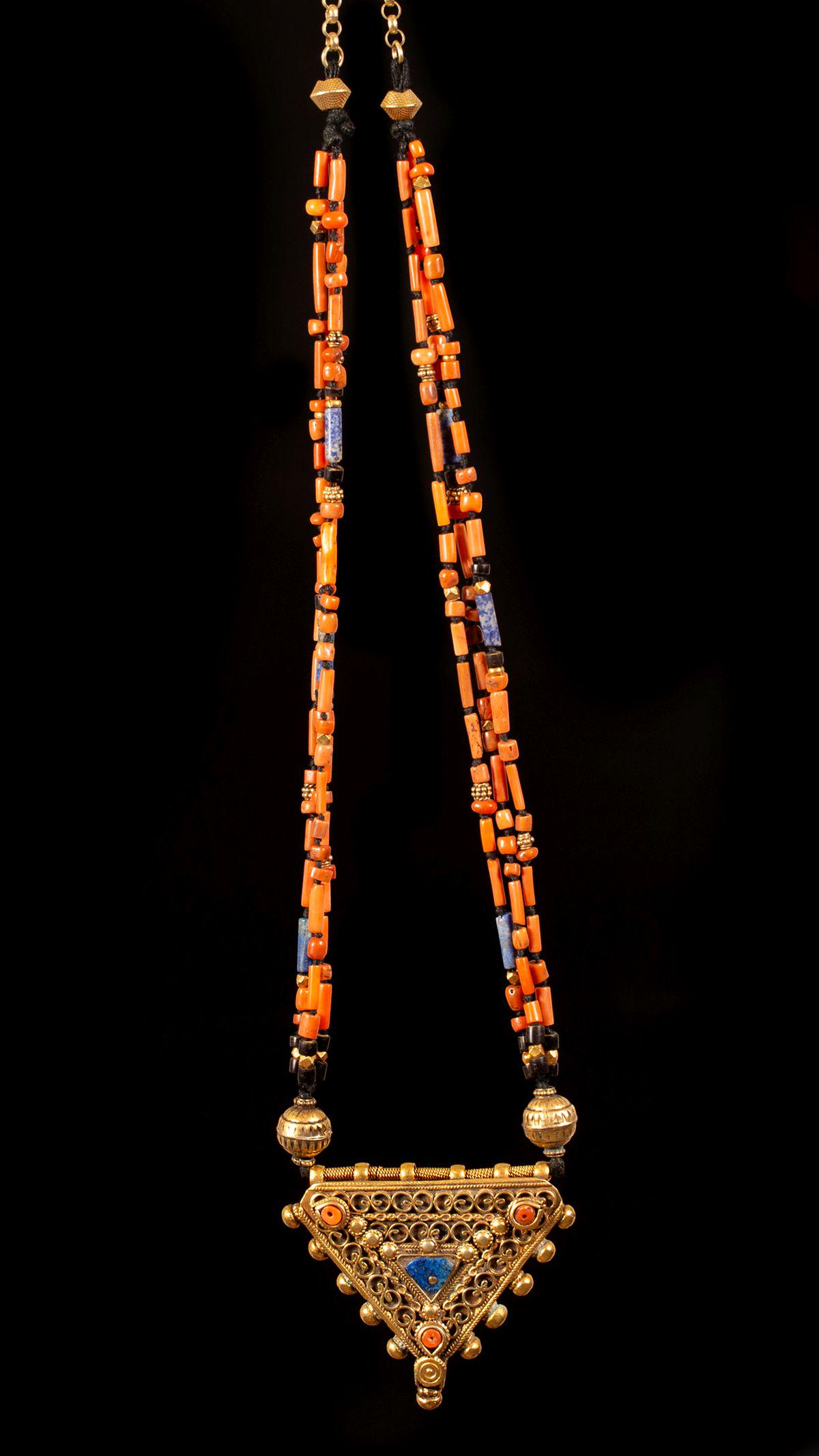 A coral necklace with a gilt metal pendant - Afganistan (1 of 3)