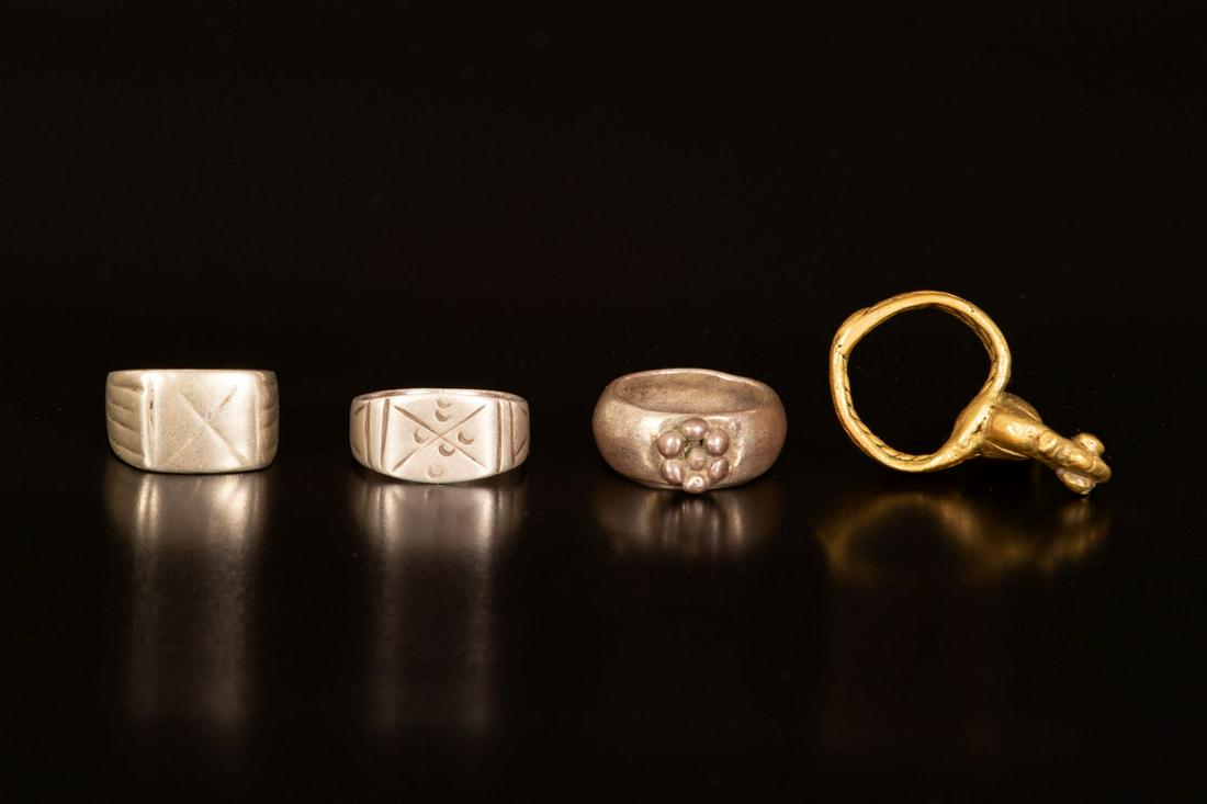A lot of 4 silver and brass rings (1 of 3)