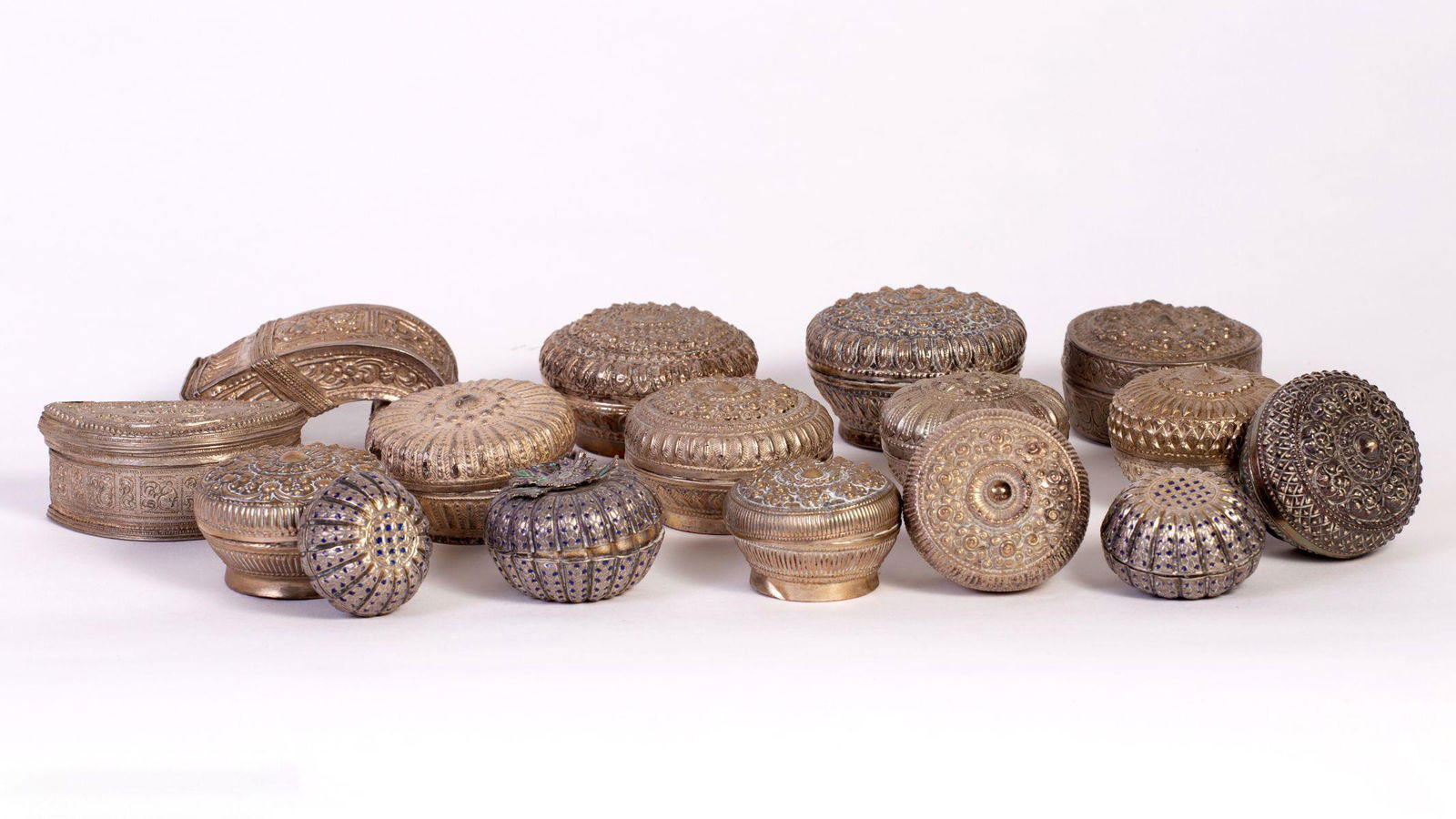 16 Old Thai Silver Snuff Boxes (1 of 5)