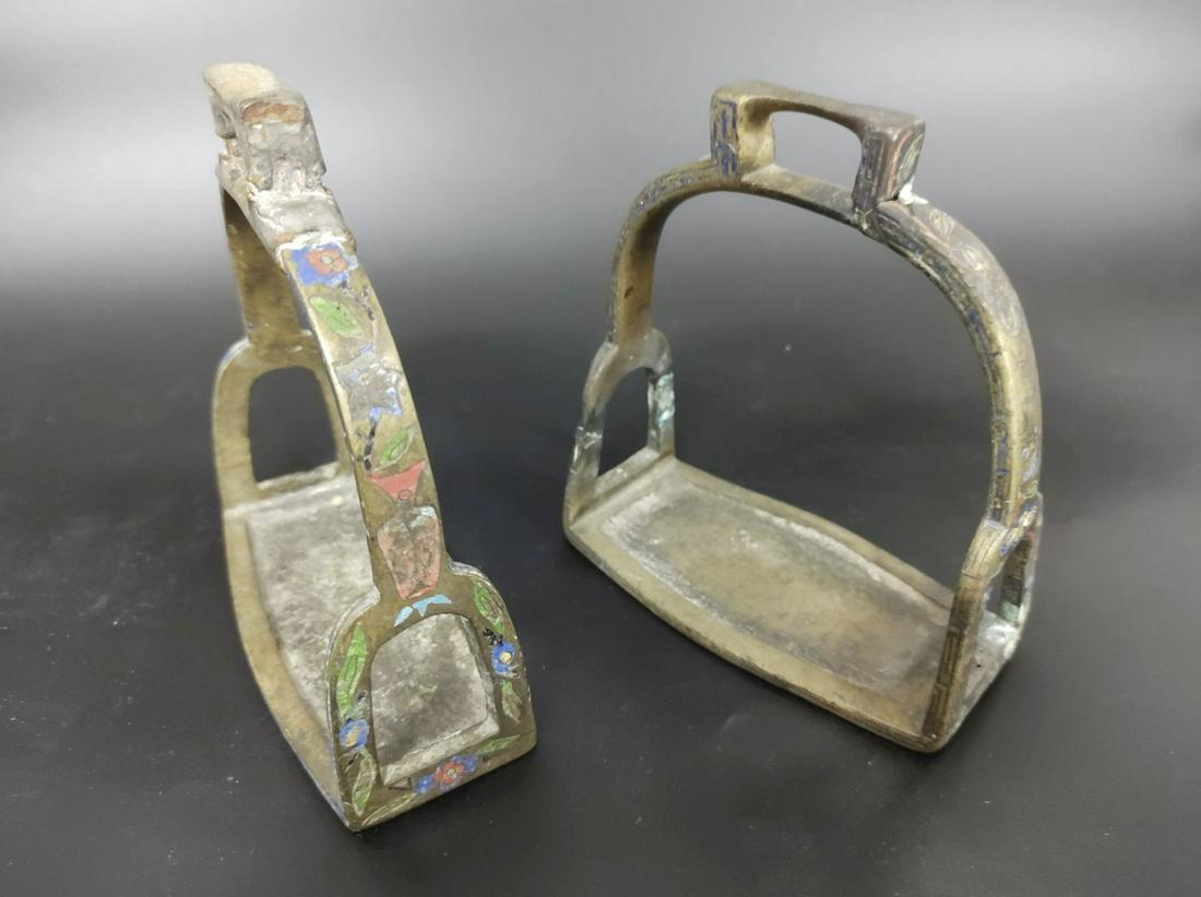 Bronze stirrups for a saddle, Tibetan Chinese cloisonne crafting decorated with enameling: Bronze legs for a Chinese / Tibetan saddle. Decorated with cloisonne crafting with enamel and gilding in floral patterns and with multiple engravings. Height: 14 cm * The auction house does its best t