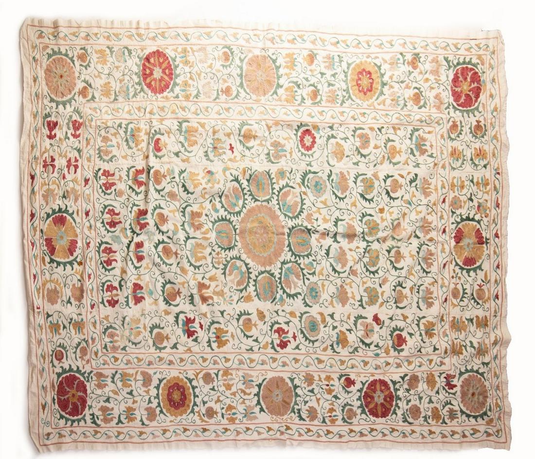 Suzani Embroidery - Bukhara, Beginning of 20th century: Beautiful Suzani embroidery with floral motifs, has a central medallion in its center also in a floral motif. Good item condition. Dimensions: 150X200 cm