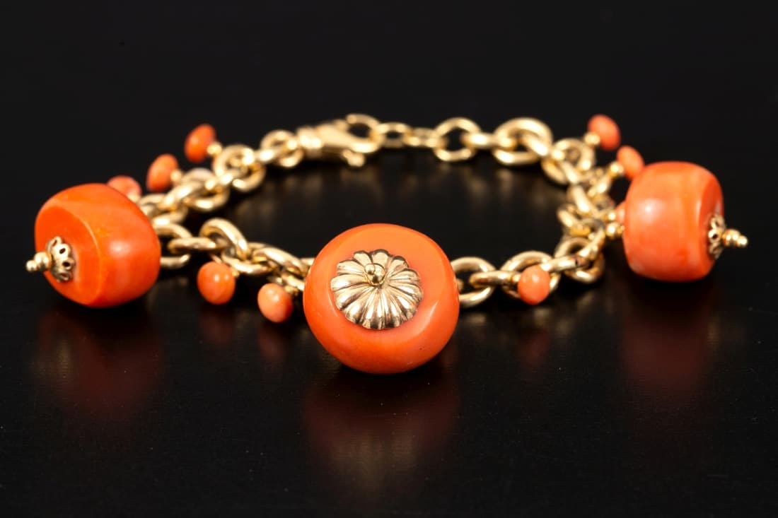 18K gold bracelet with large coral beads. (1 of 4)