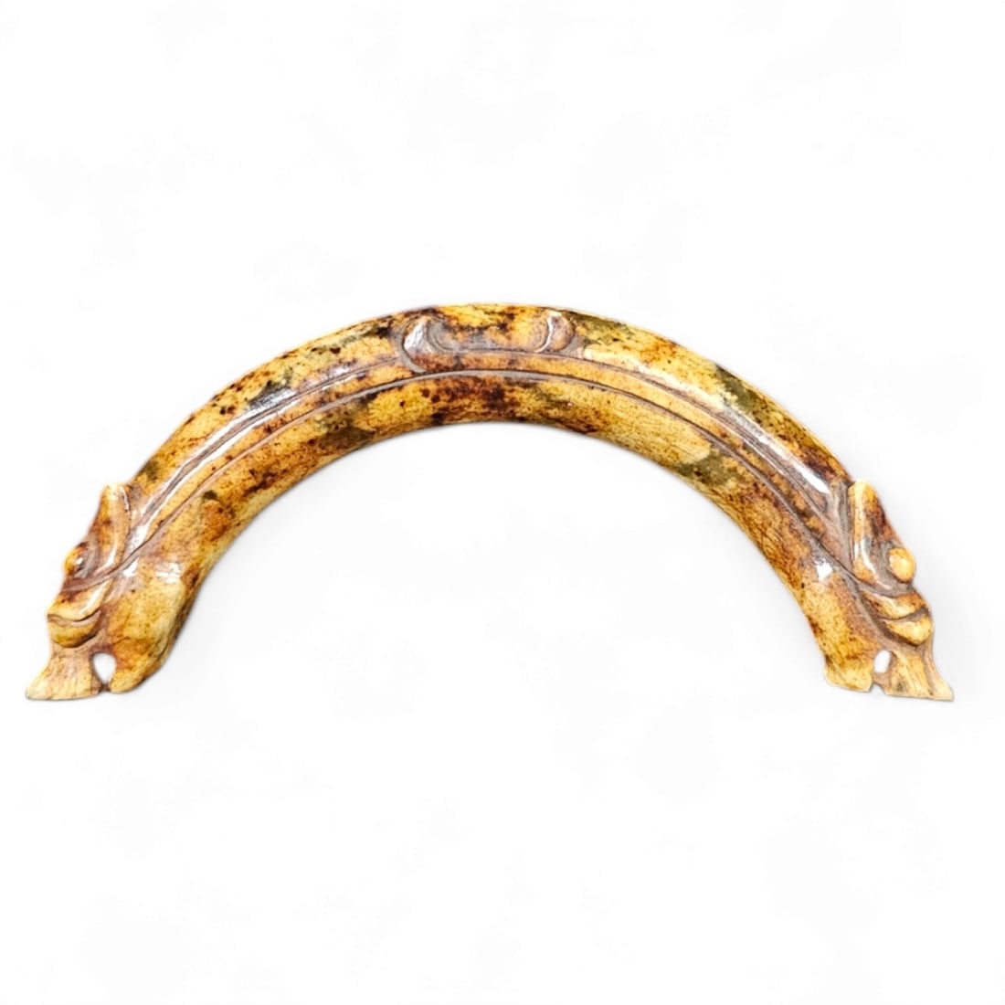Belt toggle made of Jade, China - Song Dynasty (960-1279): Buckle carved in a semicircle structure depicting two matching dragon heads Dimensions: 7.5-3.5 cm