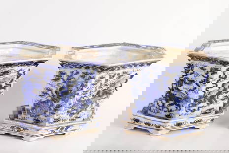 A pair of Chinese blue and white porcelain vases, QING DYNASTY: A pair of handsome Chinese vases with accompanying saucers made of blue and white porcelain and decorated with dragons. Designed on a hexagonal base. QING DYNASTY. Height: 19 cm Width: