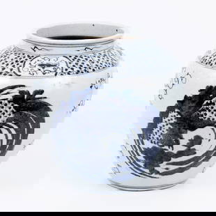 Old Chinese vase, porcelain blue and white: Decorated with phoenix lotus motifs - signed Dimensions: 22-22 cm 