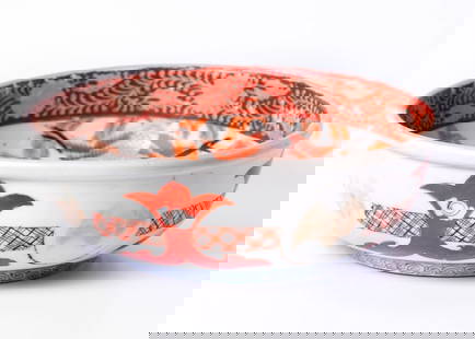 Antique Japanese Imari Bowl, 16th century: Antique Japanese ornamental bowl in stark interior and exterior colors, with decorations of flowers and leaves and birds and bats. Base marked on reverse. Diameter: 22 cm. Height: 8 cm.