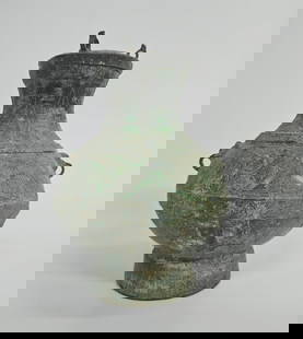 Bronze vessel inlaid with green material Han style, China.: A bronze vessel with a matching cover, inlaid with green material in geometric motifs. Decorated with colors on both sides and rings on the cover. Dimensions: 20-16 cm. Shows light wear