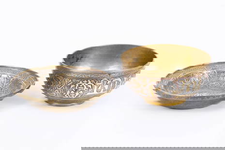 Islamic bowl and saucer with Damascus work - 19th-century: Islamic bowl and saucer from the 19th century made of brass decorated with Damascus work - silver inlay and copper in brass (inlay) with a geometric pattern and an Islamic calligraphy pattern as