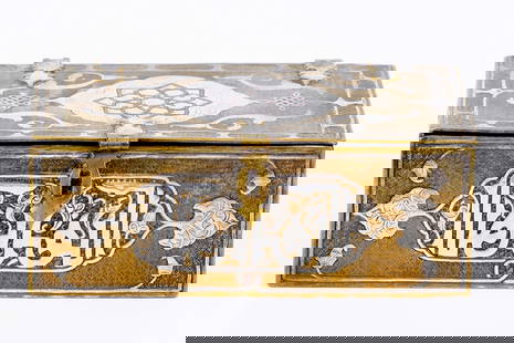 Islamic jewelry box with Damascus work - 19th century: 19th-century Islamic jewelry box made of filigree-plated brass adorned with Damascus work - silver and copper inlay in Islamic calligraphy patterns, as well as hand engravings in geometric patterns.