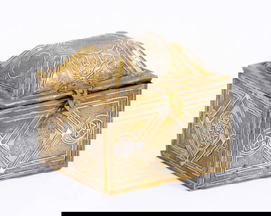 Islamic jewelry box decorated with Damascus work - 19th century: Islamic jewelry box from the 19th century made of brass decorated with Damascus work - silver inlay In brass (inlay) with an Islamic calligraphy pattern as well as hand engravings with a geometric