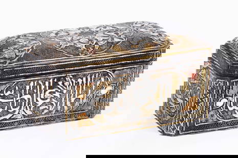 Islamic jewelry box decorated with Damascus work - 19th century: Islamic jewelry box from the 19th century made of brass decorated with Damascus work - silver inlay and copper in brass (inlay) with an Islamic calligraphy pattern as well as hand engravings with a