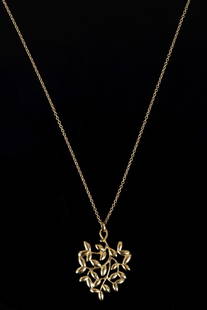 TIFFFANY&CO- 18K gold necklace and pendant designed by Paloma Picasso: Necklace and pendant made by Tiffany (TIFFFANY&CO) made of 18 carat yellow gold (signed), Designed by Pablo Picasso's daughter - Paloma Picasso. The pendant is designed with an olive leaf