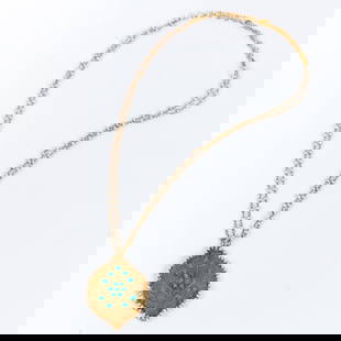 A necklace in a Mogul-style, combined with a large jade pendant.: The necklace is made of gold-plated silver, adorned with two rows of tiny pearls. In the center of the necklace, there is an impressive pendant made of white jade, embellished with turquoise, pearls,