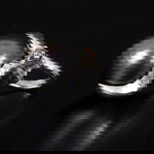 White gold pendant in 14K adorned with a Tahitian black pearl and a small diamond.: A pendant made of 14 carat white gold (signed) inlaid with a black Tahitian pearl and a small diamond. Length: about 2 cm Total weight: 3.7 grams