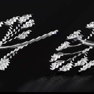 Floral brooch in 14K white gold and diamonds: Floral brooch made of 14 carat white gold (signed) set with diamonds total weight of a bout 0.25 carat. Dimensions: about 2.5X3.3 cm Total weight: 5.2 grams 