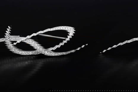 A stylish brooch in 14K white gold and diamonds: A stylish brooch made of 14 carat white gold (signed) studded with diamonds with a total weight of about 1 carat. Dimensions: about 7.5X1.7 cm Total weight: 6.6 grams 