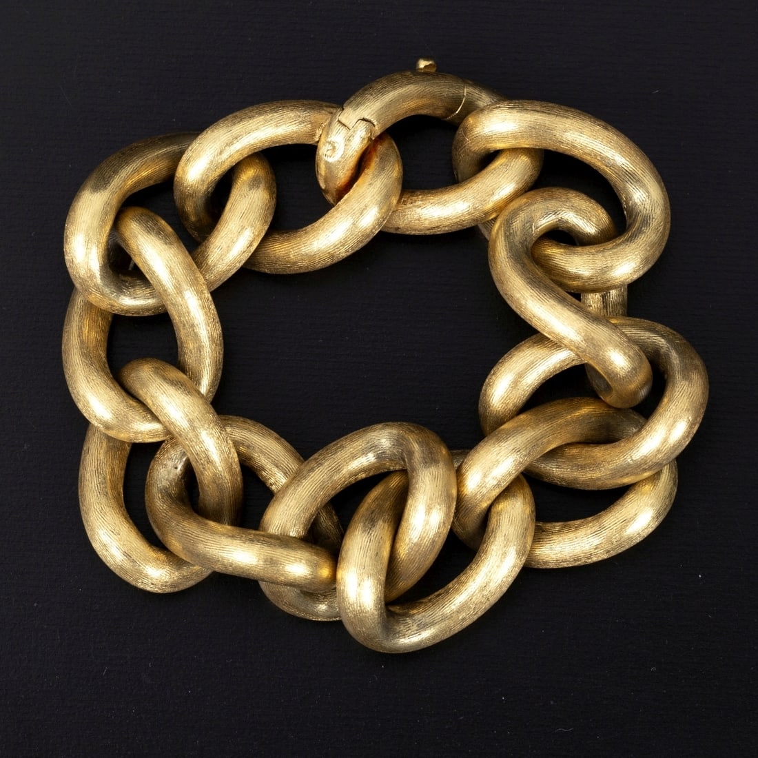 A massive bracelet made of 18K yellow gold (1 of 2)