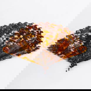 An old fan provided in its original box: An old fan, presented in its original wooden box. Likely crafted in the first half of the 20th century. Well preserved considering its age. Maniple dimensions: 37x21 cm Box dimensions: