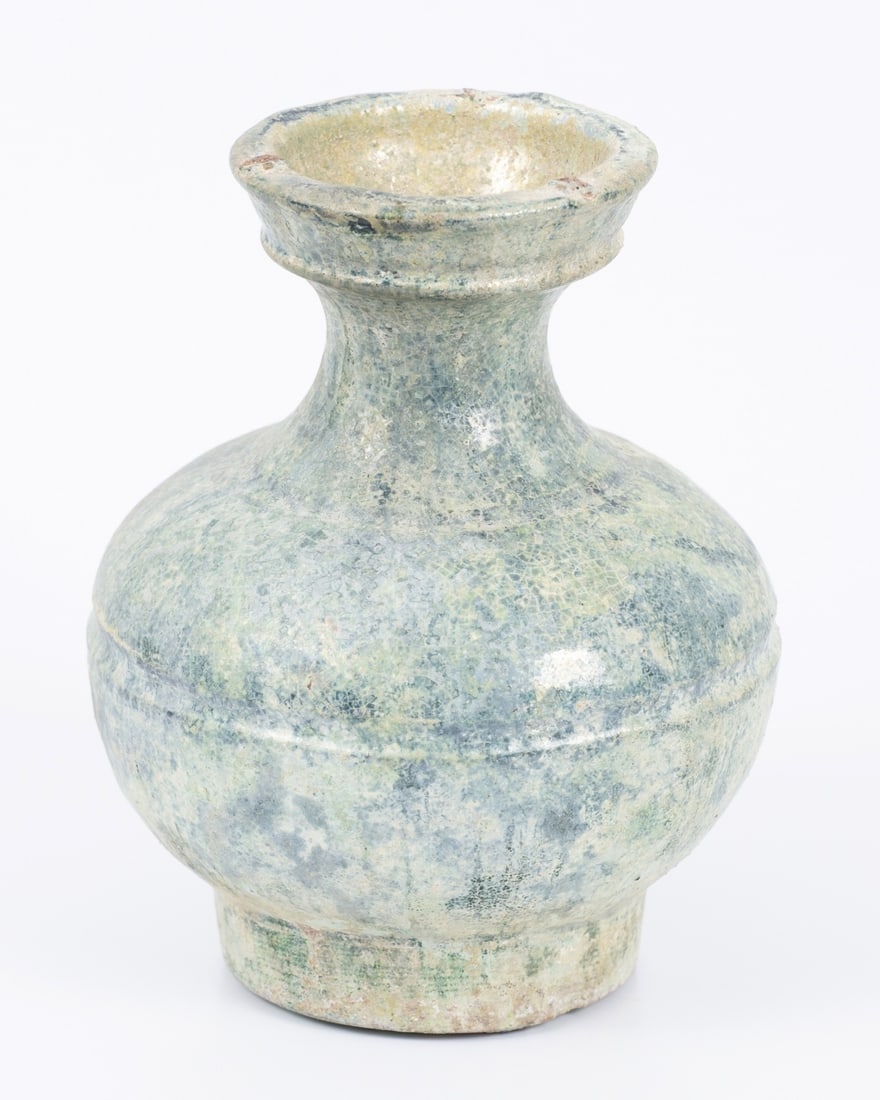 Blue green glaze ceramic vase, China Han dynasty Hàn: Dimensions of the vase: 12-16 cm There is a chip on the bottom