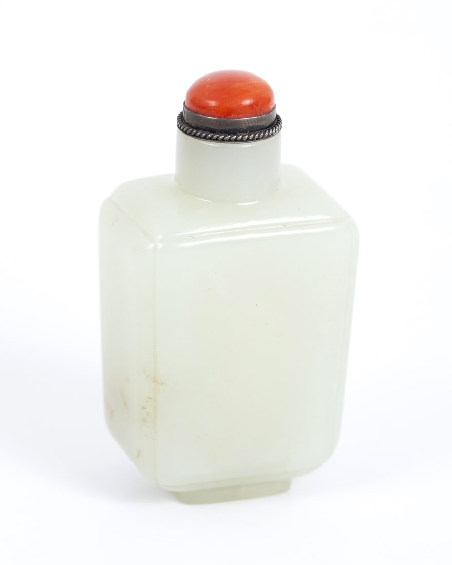 An antique snuff bottle made of white jade combined with silver and coral stone, from the Qing (1 of 6)