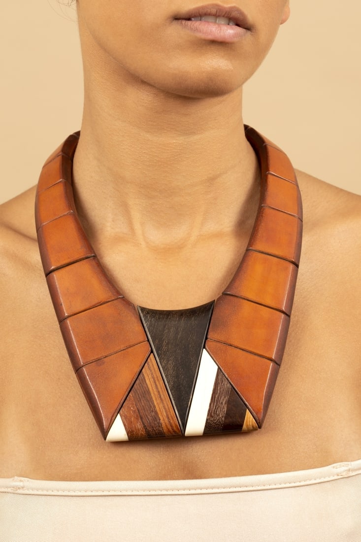 galerie-kara, necklace designed by Jean-François Pereña: A unique necklace by a French designer influenced by ethnic elements. consists of a geometric pattern of wooden links and in the center is a pendant consisting of a pattern of veneer and carved 