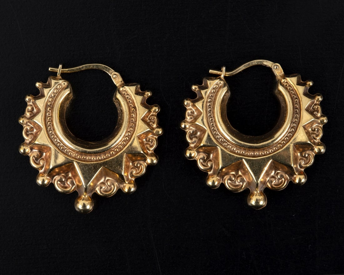 A Pair of 9K Gold Earrings (1 of 3)