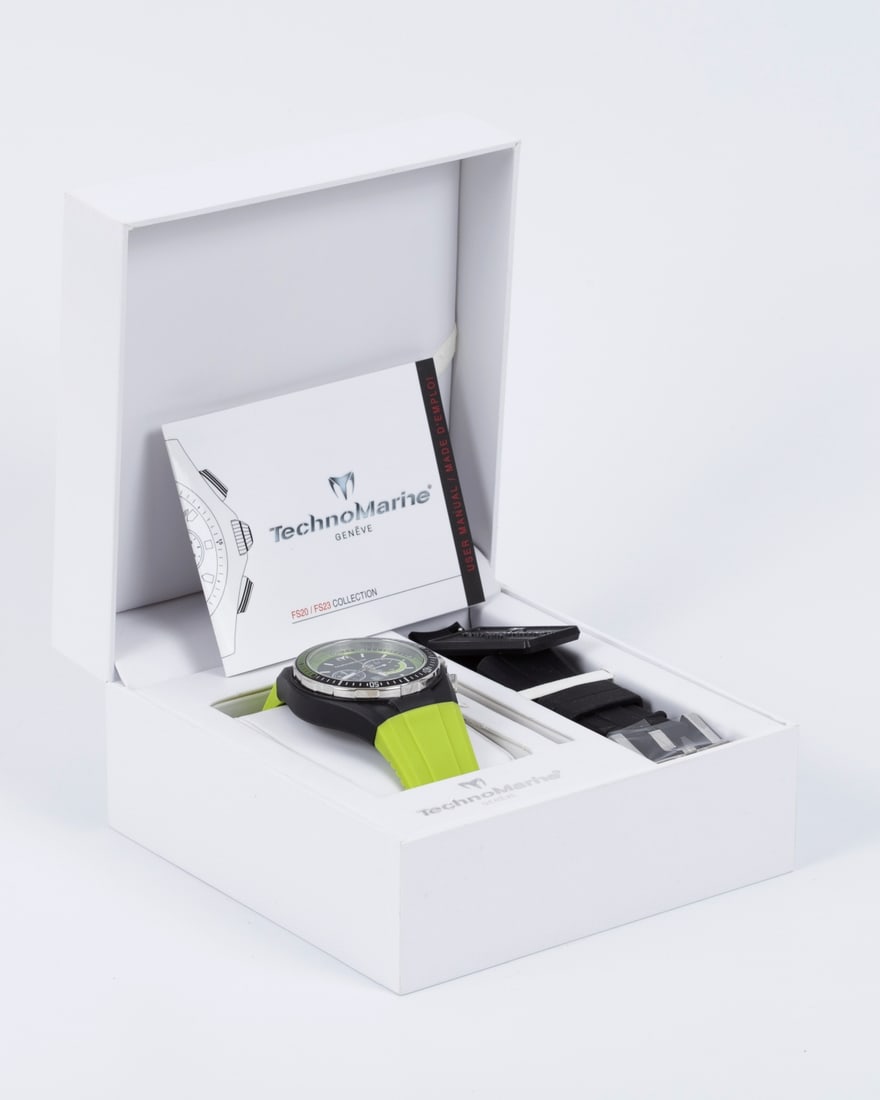 TechnoMarine Watch - quartz: Watch in new condition, in the original box with all parts and replacements included. Features green accents and an additional black strap in the box. Dial diameter: 42 mm The condition of the wa