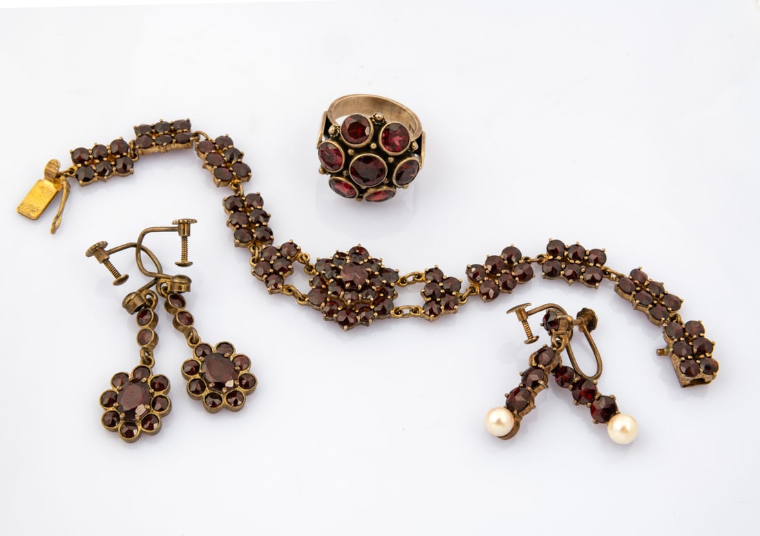 A Gilt Silver Garnet and Pearl Jewelry Set, Europe, Prob. Early 20th Century