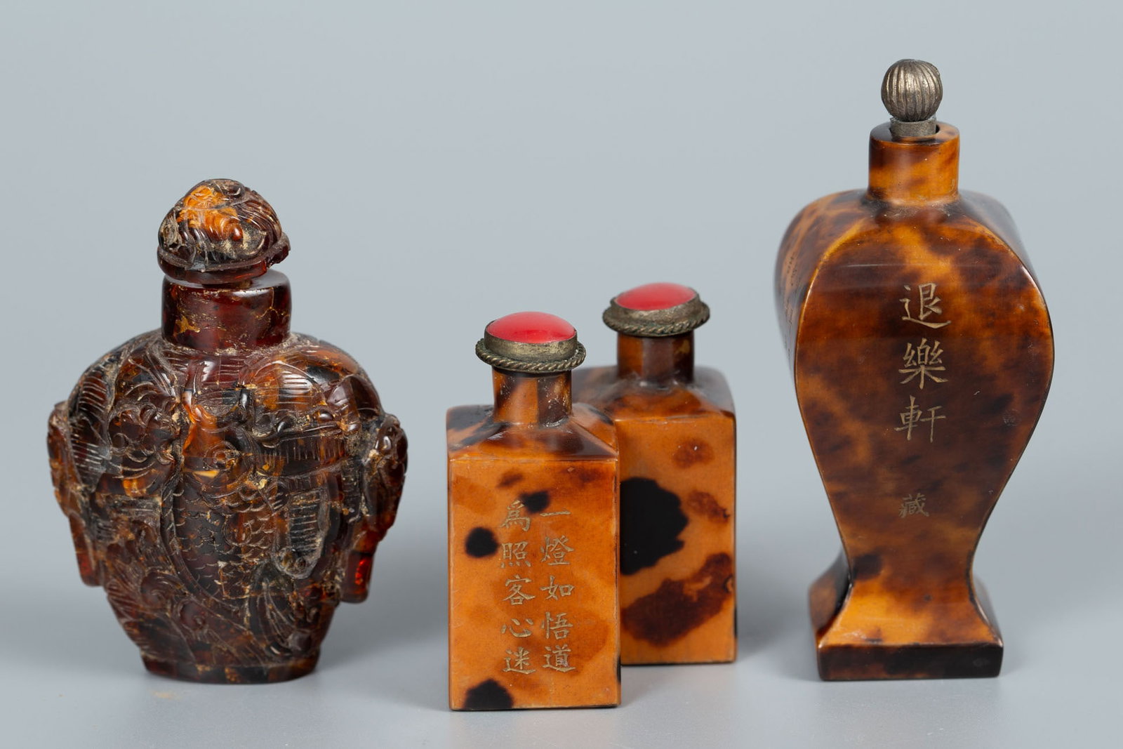 A Lot of Three Chinese Tortoiseshell and Amber Snuff Bottles (1 of 4)