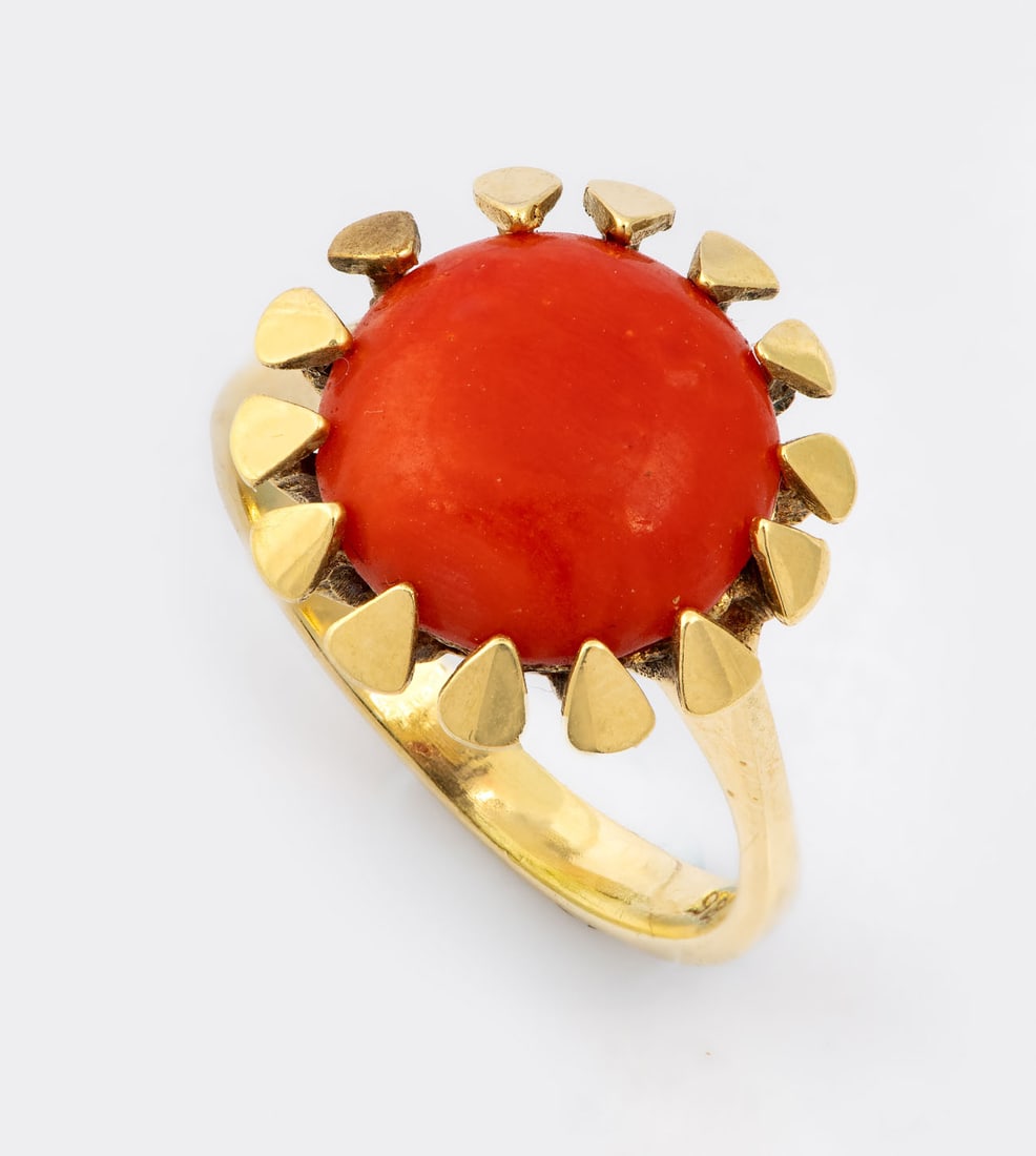 A Vintage 14K Yellow Gold and Coral Ring: A Vintage 14K Yellow Gold and Coral Ring