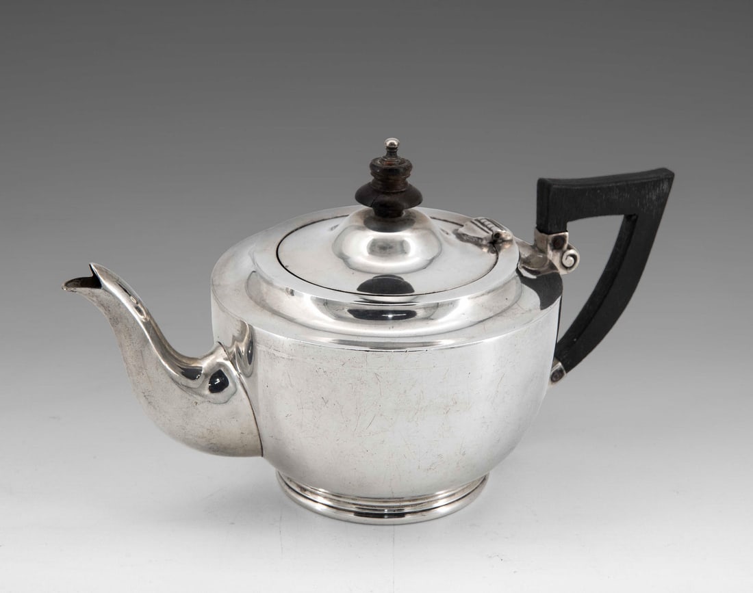 A Fine Silver Teapot, England, Birmingham, 1899 (1 of 3)
