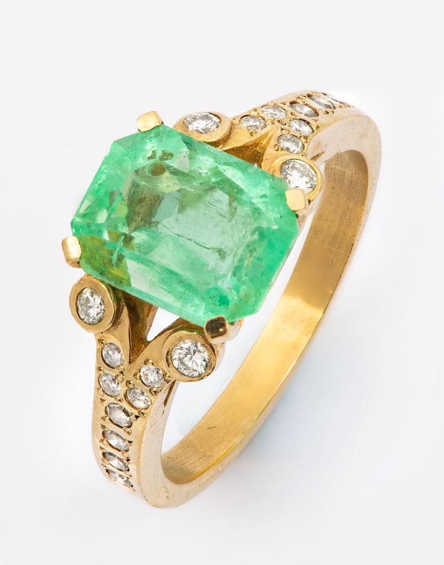 A Impressive 14K Gold 4Ct Emerald and Diamond Ring (1 of 5)