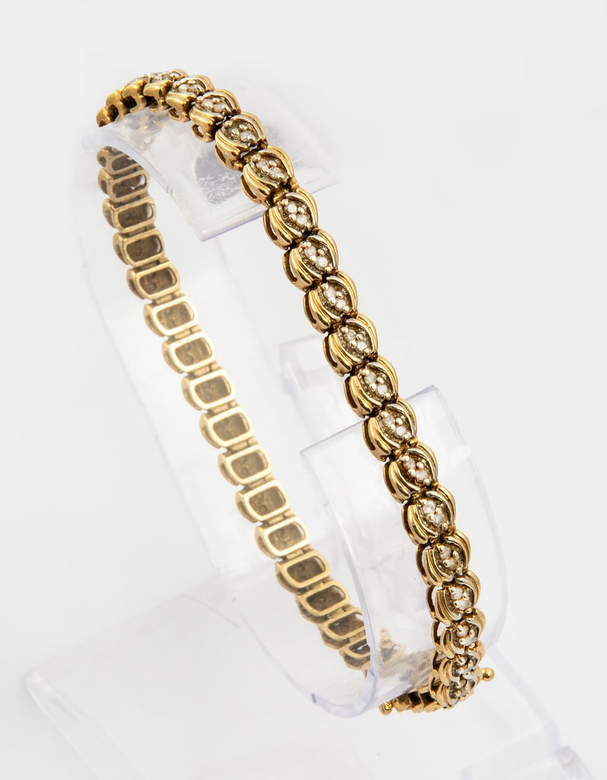 A Fine 14K Gold and Diamond Bracelet: A Fine 14K Gold and Diamond Bracelet Composed of rectangular elements with rounded corners set with small diamonds (approx. 0.75 Ct in total).Weight: 12.2 gr; length: 19 cmCondition: For a full condit