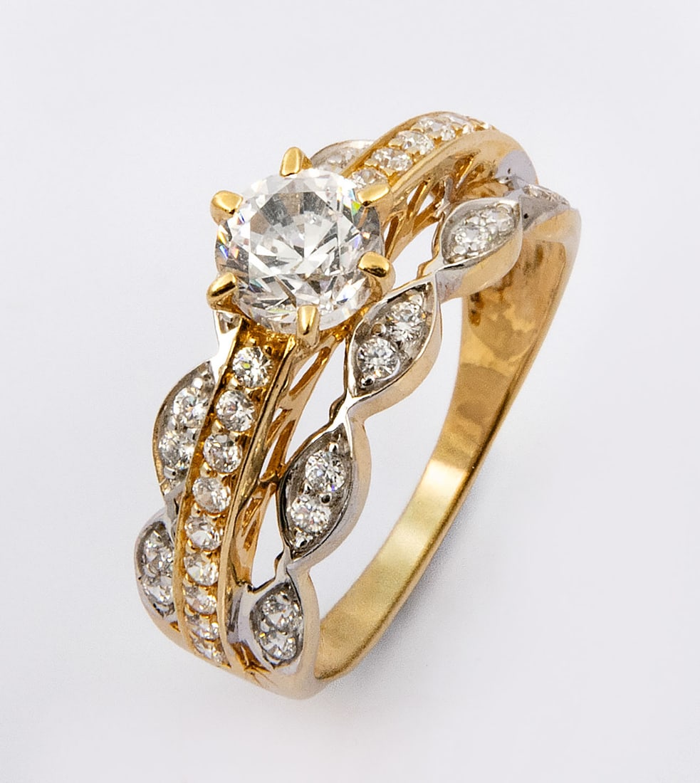 An 18K Yellow Gold Zirconia Ring (1 of 4)