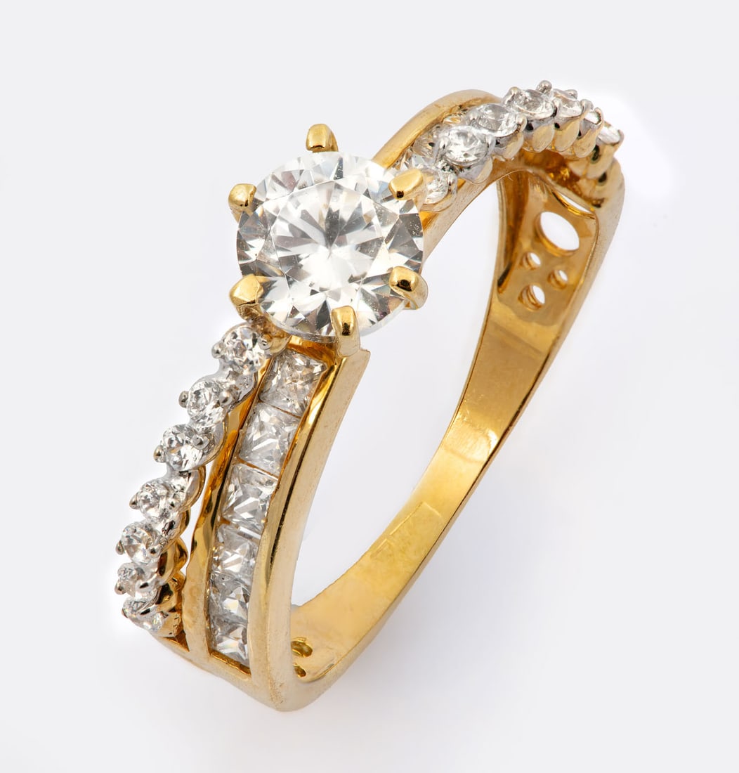 An 18K Yellow Gold Zirconia Ring (1 of 3)