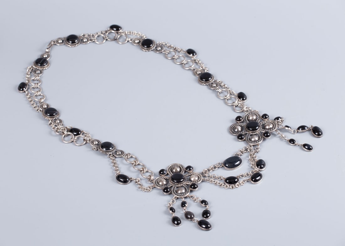A Silver Onyx and Agate Necklace (1 of 3)