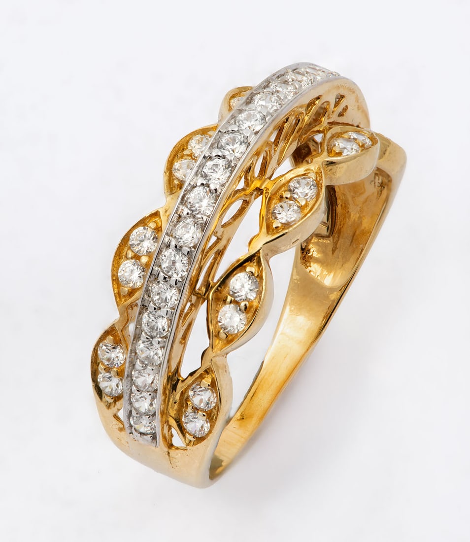 An 18K Yellow Gold Zirconia Ring (1 of 4)