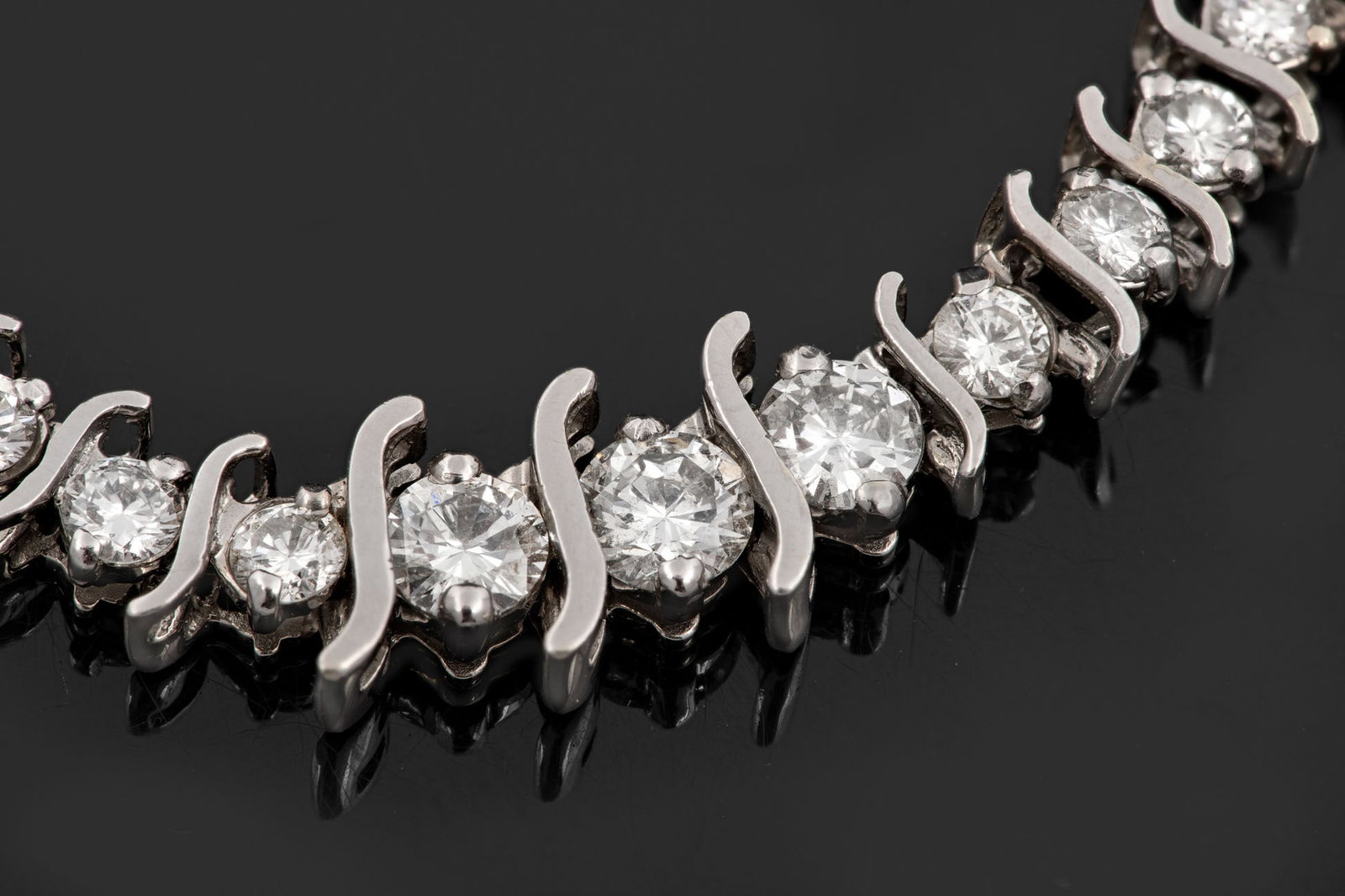 A 14K White Gold 8 ct Diamond Riviere Necklace: A 14K White Gold 8 ct Diamond Riviere Necklace Set with a total of 43 brilliant-cut diamonds in graduated sizes, ranging from approx. 0.1 Ct to 0.8 Ct (approx. 8 Ct in total, color: G-I, clarity: VS),