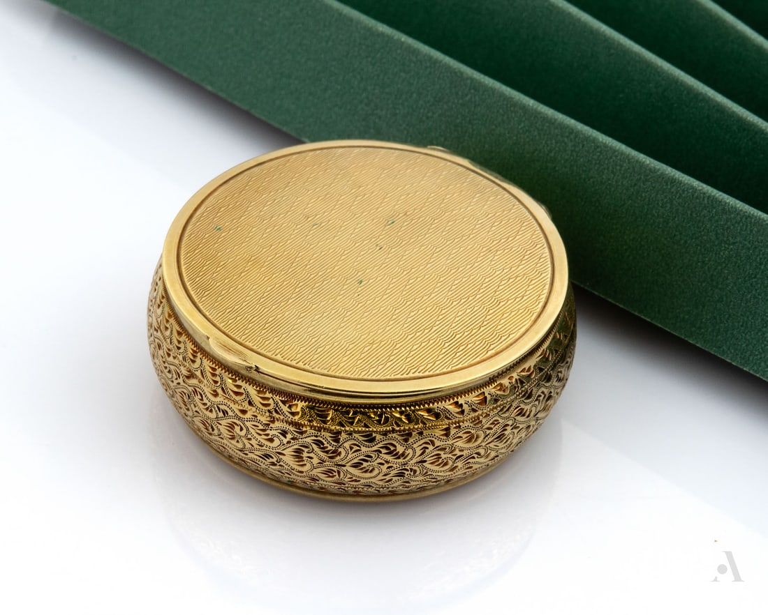 A Fine Art Deco 14K Yellow Gold Snuff Box (1 of 4)