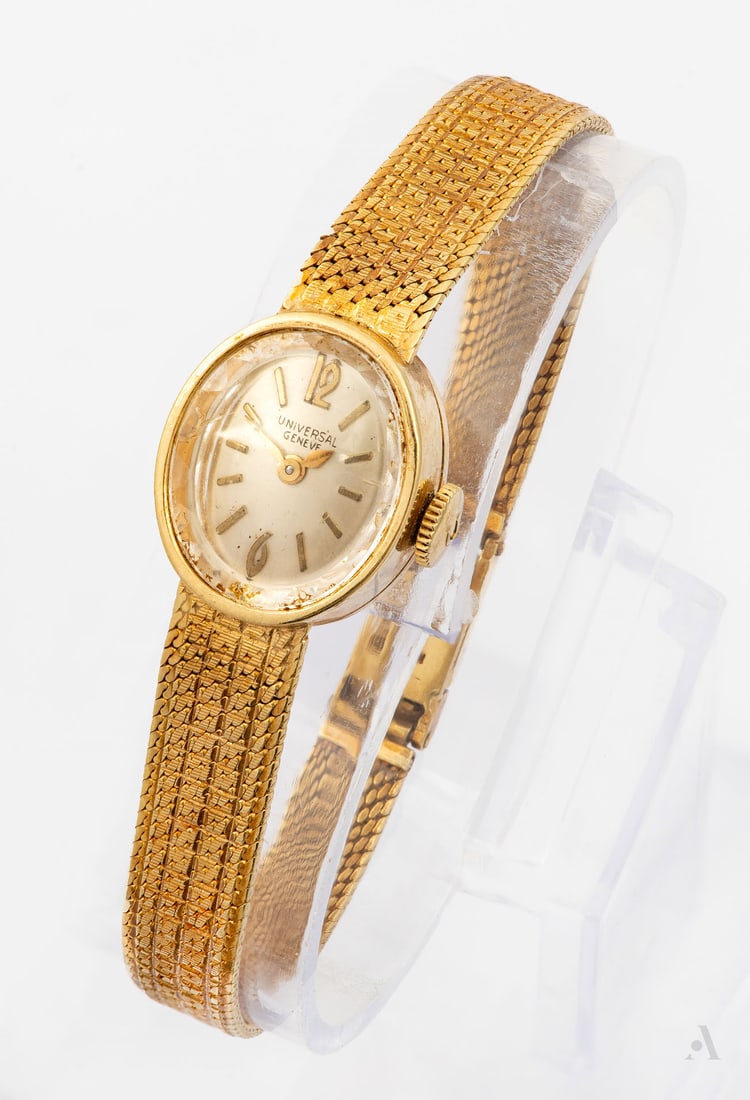 A Vintage Universal Geneve 14K Gold Ladies' Wristwatch: A Vintage Universal Geneve 14K Gold Ladies' Wristwatch Mechanism: Manual Case: Oval in 14K gold Dial: Silvered with sweeping baton hands and Arabic numerals Strap: A mesh gold bracelet with a clasp.