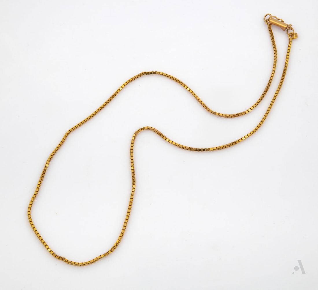 A 14K Yellow Gold Box Link Chain: A 14K Yellow Gold Box Link Chain Marked and gold acid tested. Weight: 6.75 gr; length: 47 cm Notes: This item is sold by a court-appointed receiver and requires final sale approval by the enforcement 