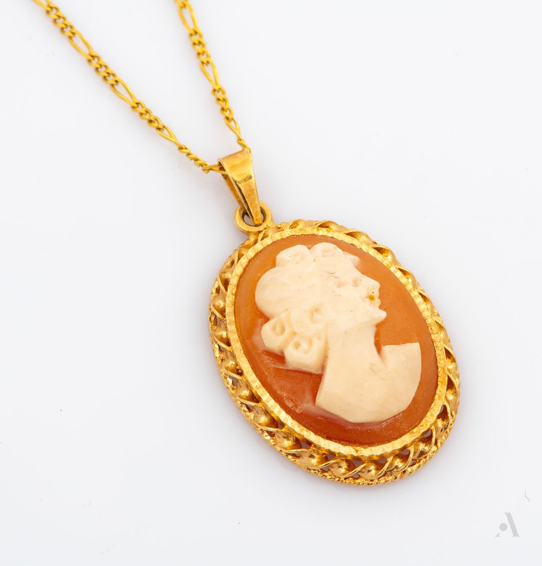 A 14K Yellow Gold Cameo Shell Pendant Necklace (1 of 3)